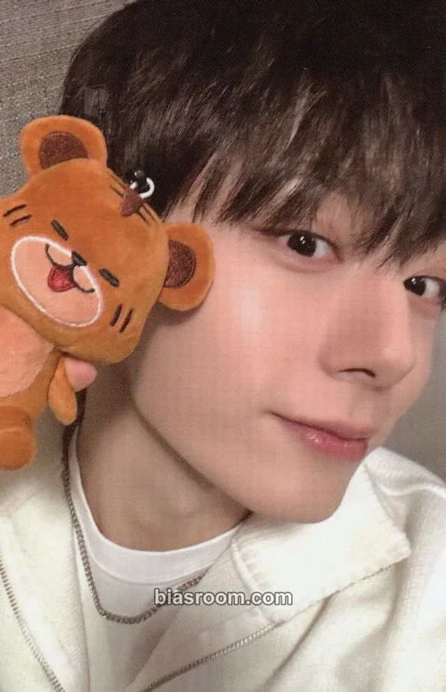 ONEUS - Hwanwoong - ONEUS 2nd World Tour [La Dolce Vita] Event USA exclusive random photocard trading card
