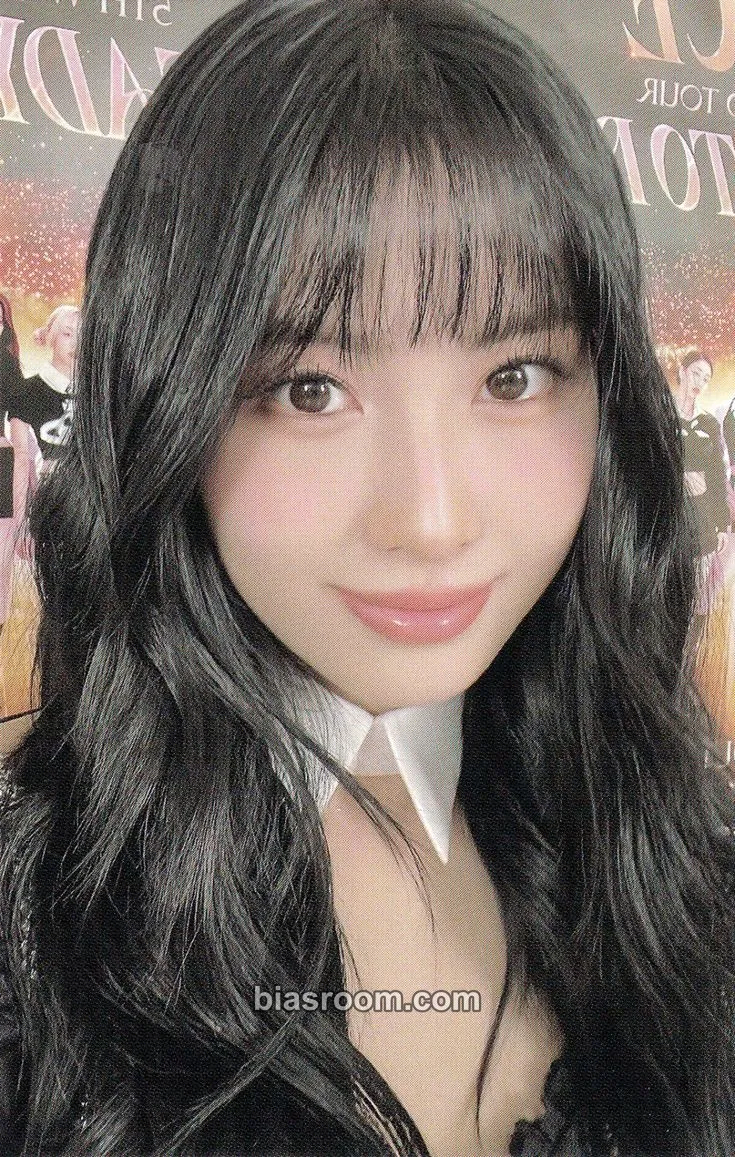 Momo 5th World Tour Ready To Be in Seoul DVD Photocard - TWICE - TWICE K-pop photocard