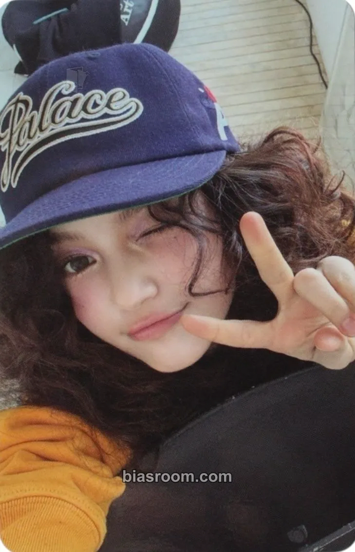 Danielle How Sweet Photocard - NewJeans - NewJeans K-pop photocard