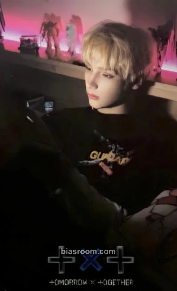 Huening Kai The Chaos Chapter: FREEZE Photocard - TOMORROW X TOGETHER - TOMORROW X TOGETHER K-pop photocard