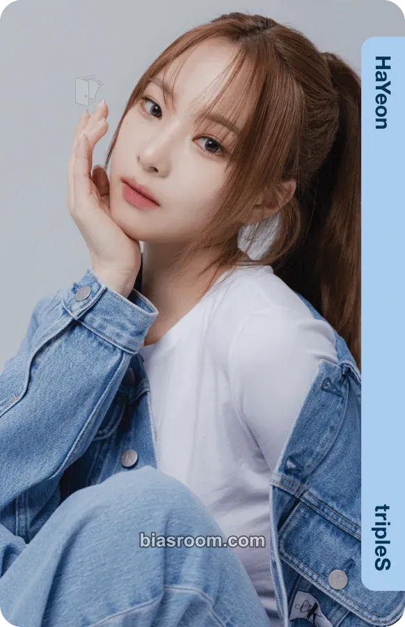 Hayeon Divine01 Physical Objekts Photocard - tripleS - tripleS K-pop photocard