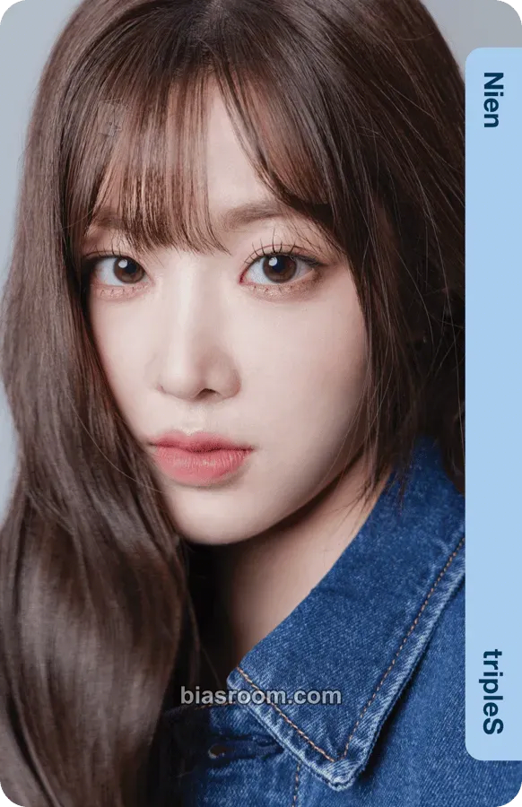 Nien Divine01 Physical Objekts Photocard - tripleS - tripleS K-pop photocard