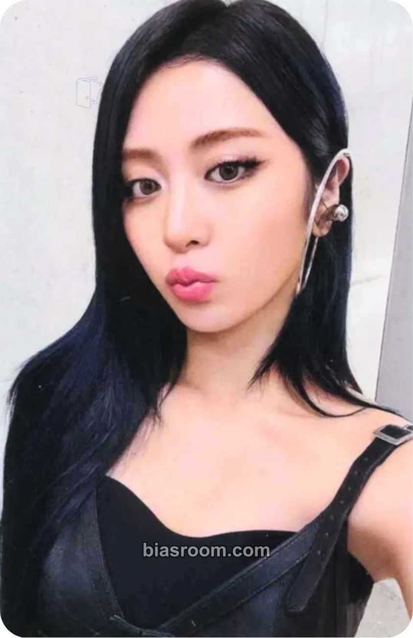 Huh Yunjin HOT Photocard - LE SSERAFIM - LE SSERAFIM K-pop photocard