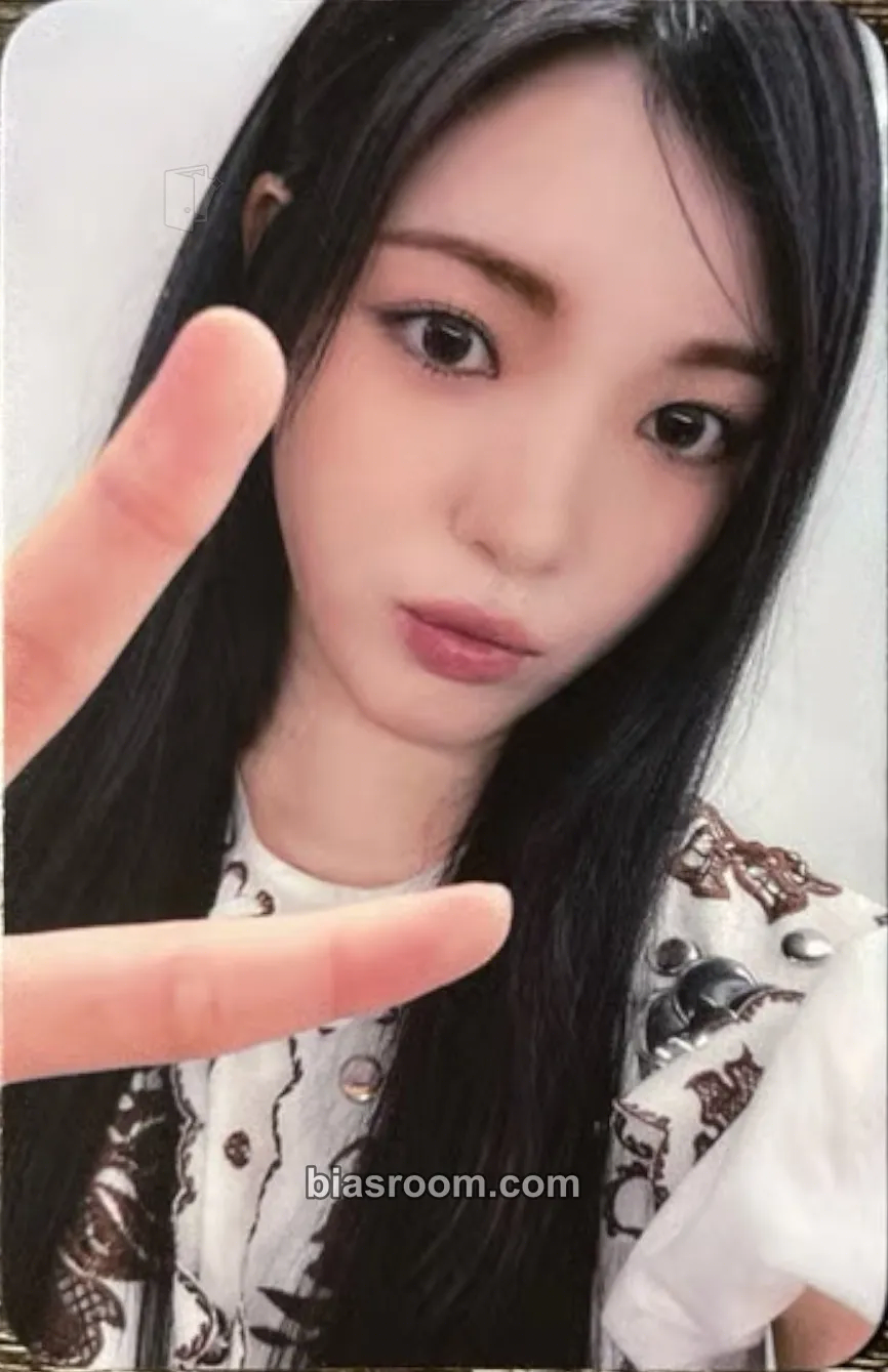 Yuha The Chase Photocard - Hearts2Hearts - Hearts2Hearts K-pop photocard