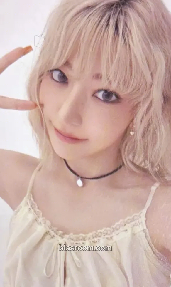 Sakura HOT Photocard - LE SSERAFIM - LE SSERAFIM K-pop photocard