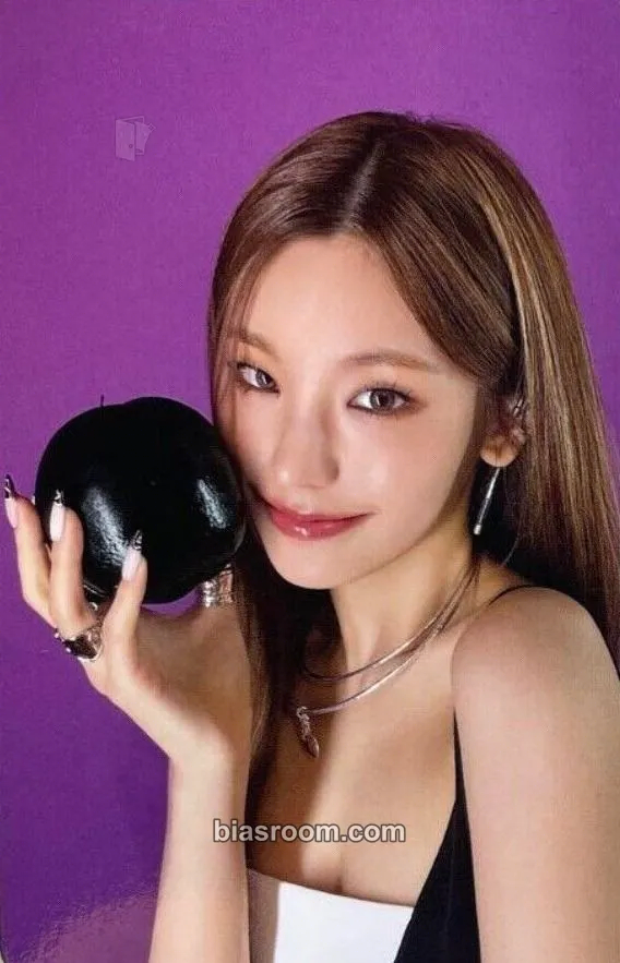 Yeji Ringo Photocard - ITZY - ITZY K-pop photocard