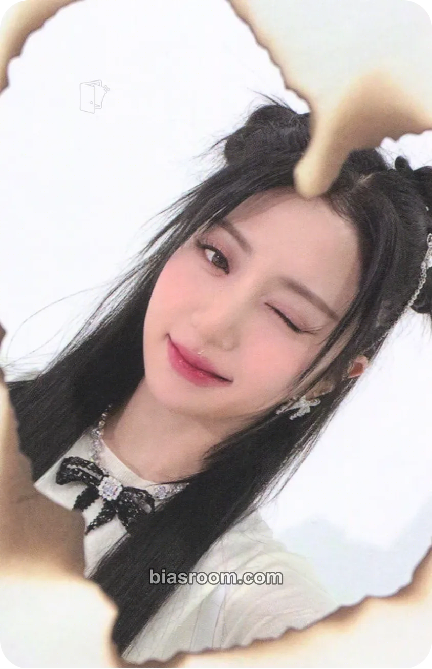 Huh Yunjin UNFORGIVEN Photocard - LE SSERAFIM - LE SSERAFIM K-pop photocard