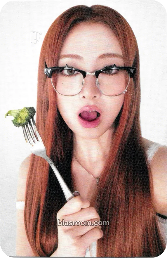 Huh Yunjin SPAGHETTI Photocard - LE SSERAFIM - LE SSERAFIM K-pop photocard