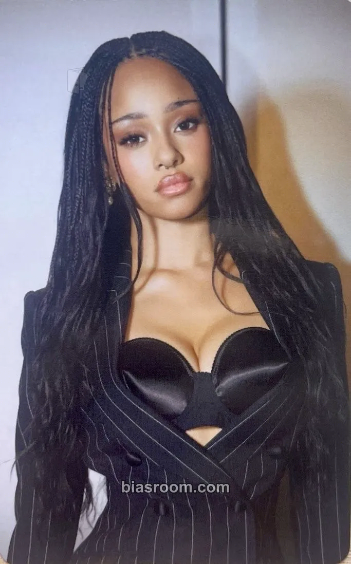 Manon THE BEAUTIFUL CHAOS TOUR Photocard - KATSEYE - KATSEYE K-pop photocard