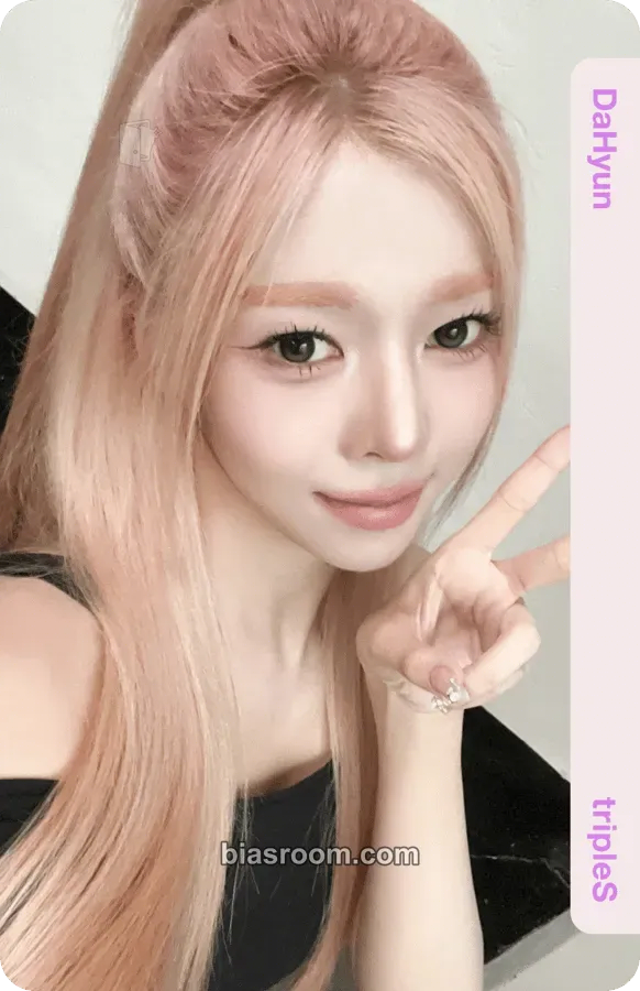 Dahyun Beyond Beauty Photocard - tripleS - tripleS K-pop photocard