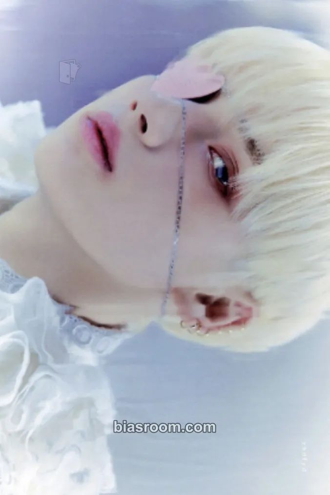 Huening Kai The Chaos Chapter: FREEZE Photocard - TOMORROW X TOGETHER - TOMORROW X TOGETHER K-pop photocard