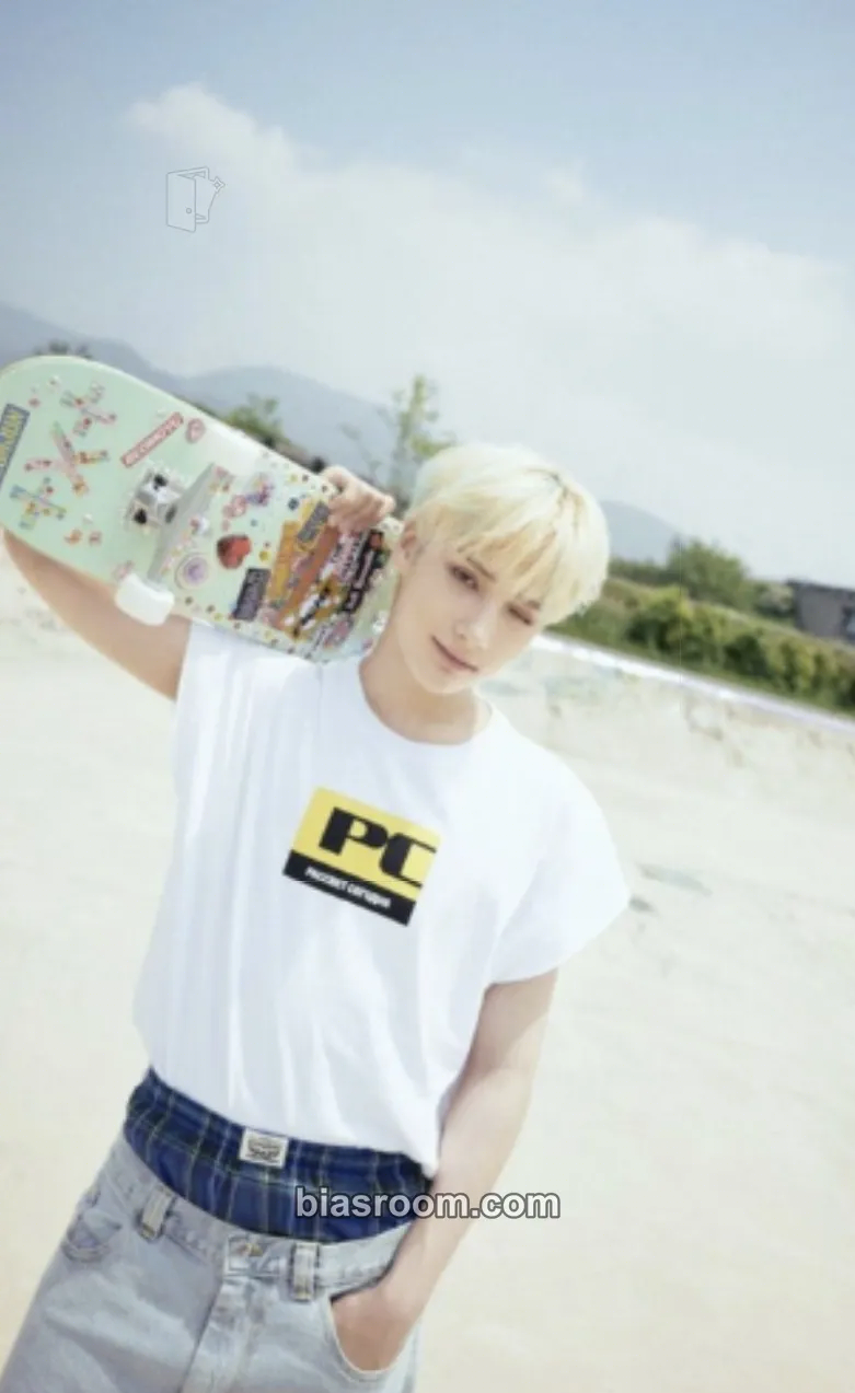 Huening Kai The Chaos Chapter: Fight or Escape Photocard - TOMORROW X TOGETHER - TOMORROW X TOGETHER K-pop photocard