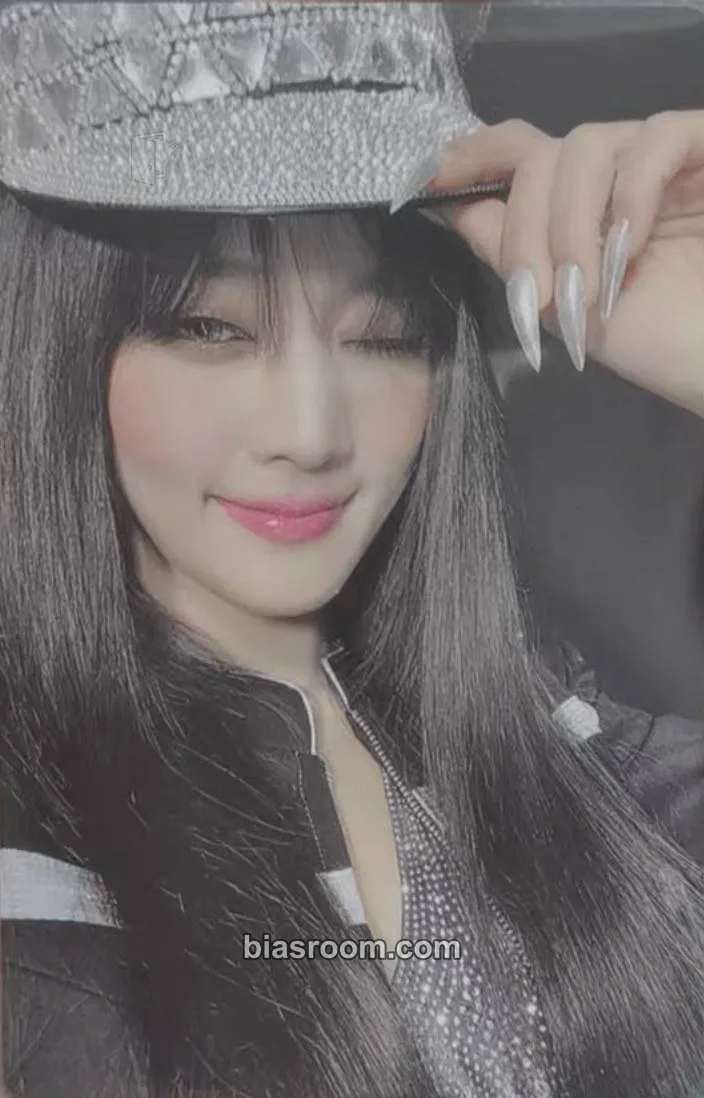 Minnie 2 Photocard - i-dle - i-dle K-pop photocard