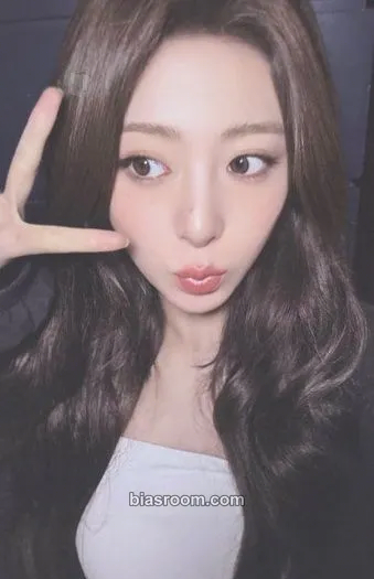 Huh Yunjin SPAGHETTI Photocard - LE SSERAFIM - LE SSERAFIM K-pop photocard