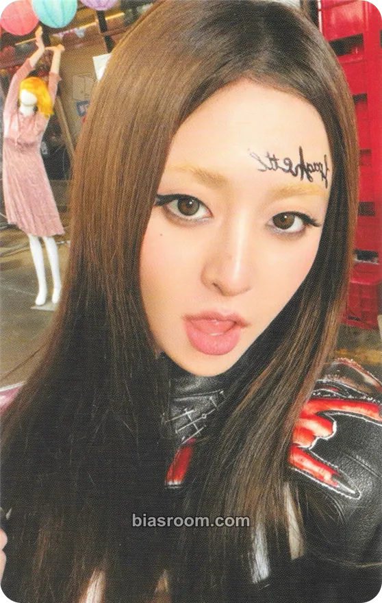 Huh Yunjin SPAGHETTI Photocard - LE SSERAFIM - LE SSERAFIM K-pop photocard
