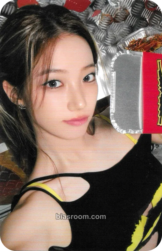 Kazuha SPAGHETTI Photocard - LE SSERAFIM - LE SSERAFIM K-pop photocard