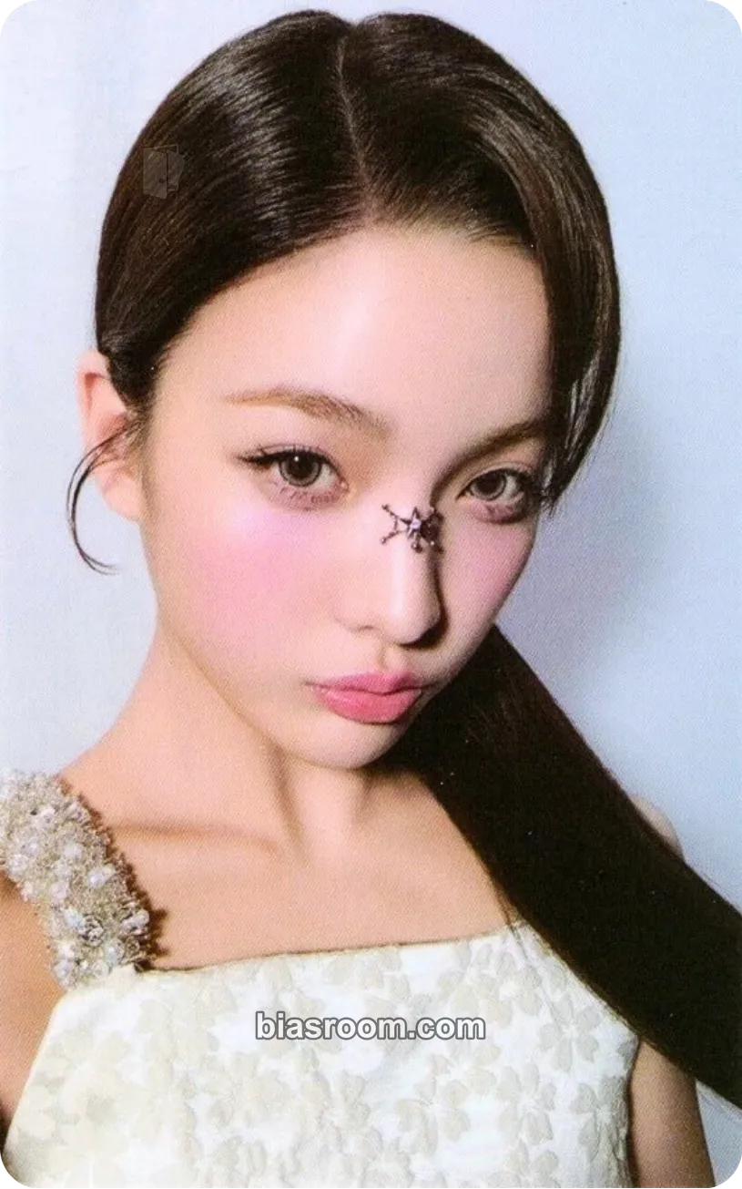 Iroha bomb Photocard - ILLIT - ILLIT K-pop photocard