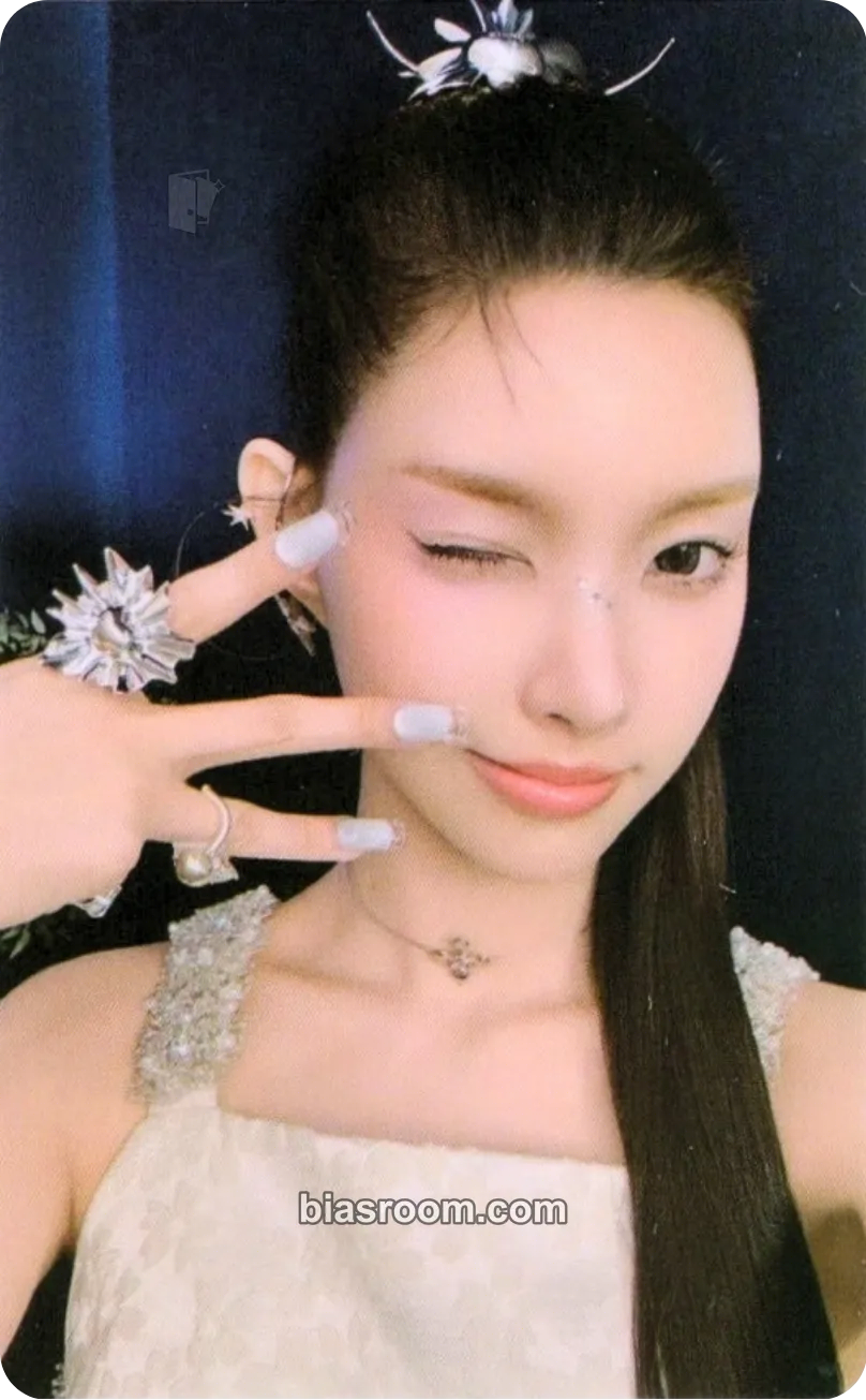 Yunah bomb Photocard - ILLIT - ILLIT K-pop photocard