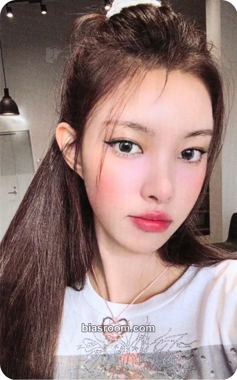 Yunah bomb Photocard - ILLIT - ILLIT K-pop photocard