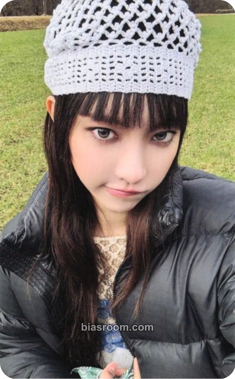 Yunah bomb Photocard - ILLIT - ILLIT K-pop photocard