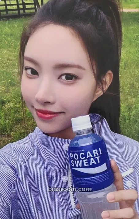 Yunah bomb Photocard - ILLIT - ILLIT K-pop photocard