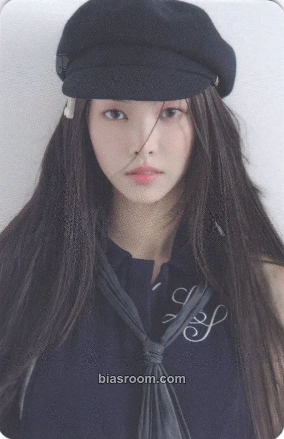 Yunah bomb Photocard - ILLIT - ILLIT K-pop photocard