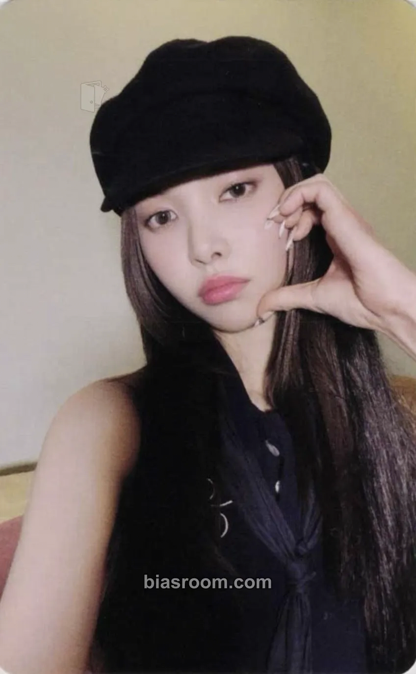 Yunah bomb Photocard - ILLIT - ILLIT K-pop photocard