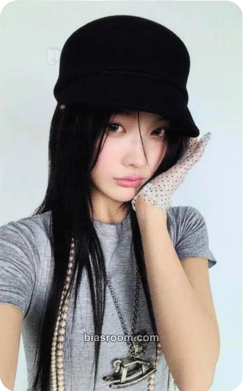 Iroha bomb Photocard - ILLIT - ILLIT K-pop photocard