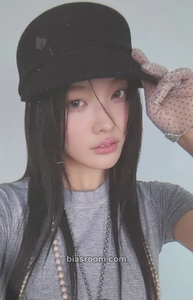 Iroha bomb Photocard - ILLIT - ILLIT K-pop photocard