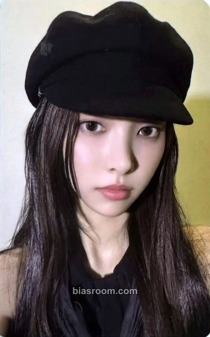 Yunah bomb Photocard - ILLIT - ILLIT K-pop photocard