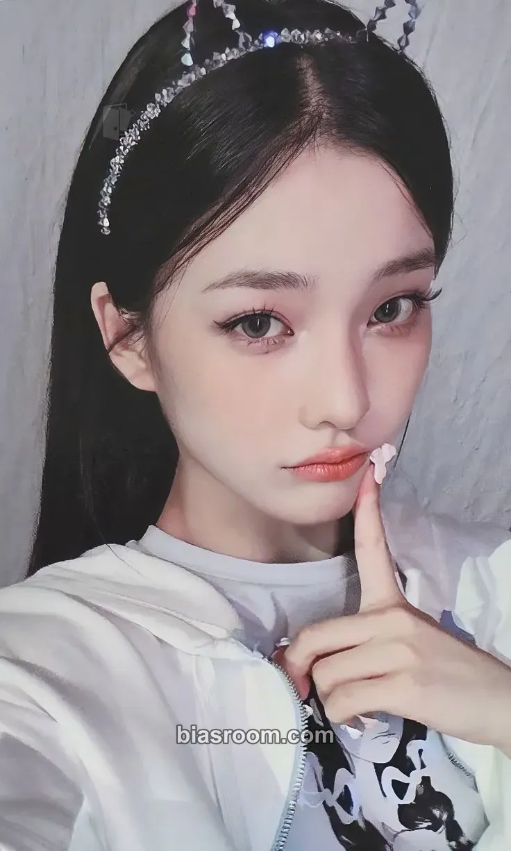 Iroha bomb Photocard - ILLIT - ILLIT K-pop photocard