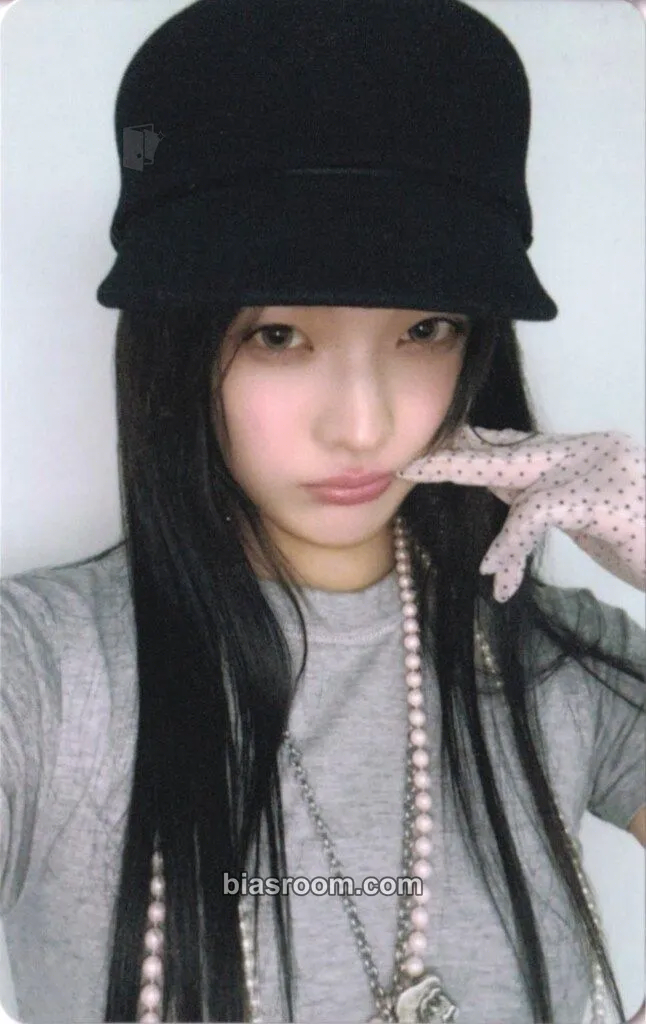 Iroha bomb Photocard - ILLIT - ILLIT K-pop photocard