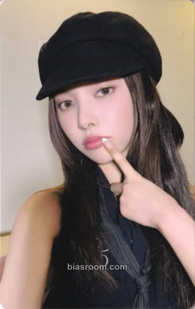 Yunah bomb Photocard - ILLIT - ILLIT K-pop photocard