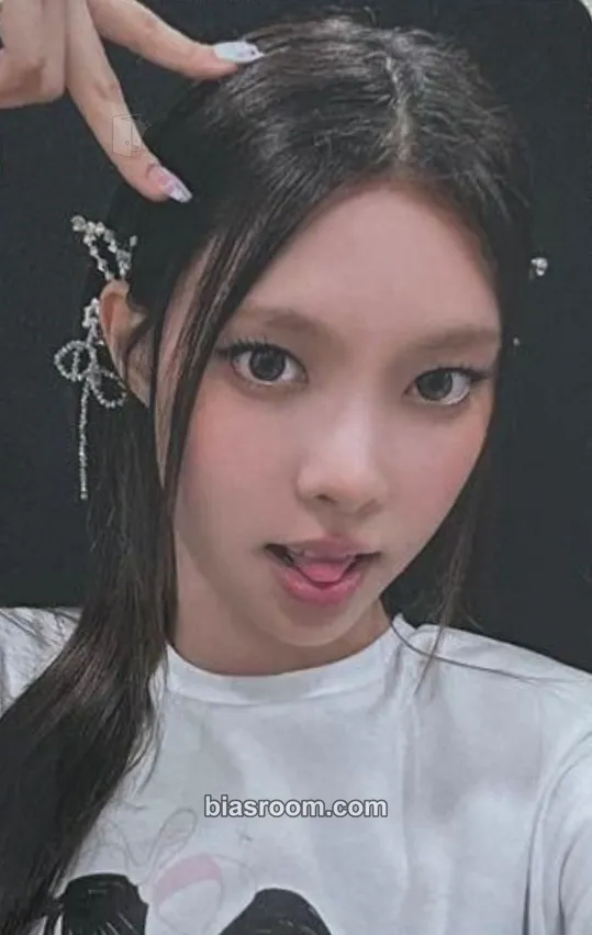 Yunah bomb Photocard - ILLIT - ILLIT K-pop photocard