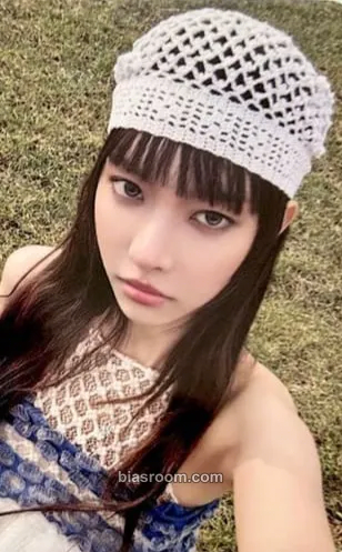 Yunah bomb Photocard - ILLIT - ILLIT K-pop photocard