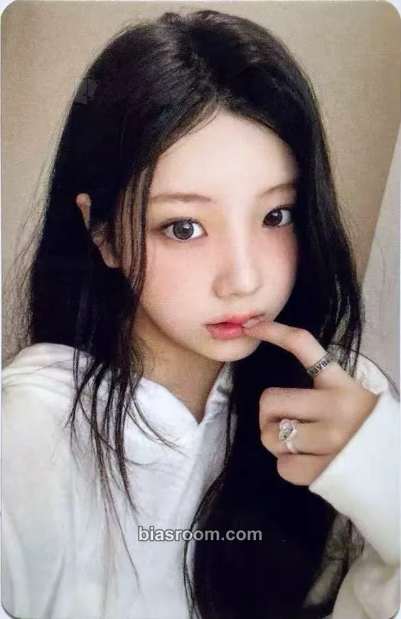 Wonhee bomb Photocard - ILLIT - ILLIT K-pop photocard