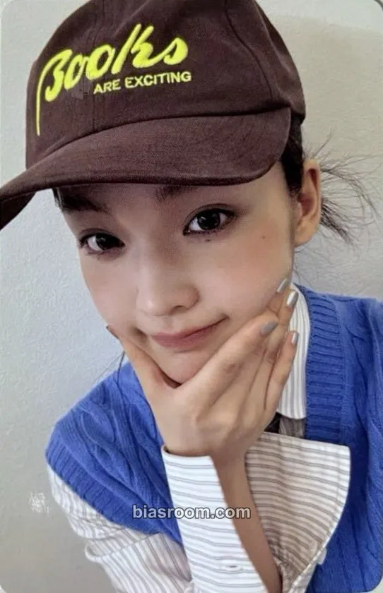 Iroha bomb Photocard - ILLIT - ILLIT K-pop photocard