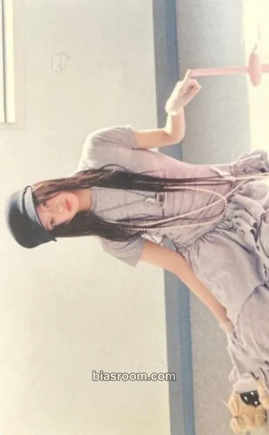 Iroha bomb Photocard - ILLIT - ILLIT K-pop photocard