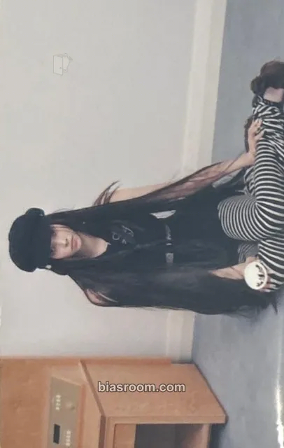 Yunah bomb Photocard - ILLIT - ILLIT K-pop photocard