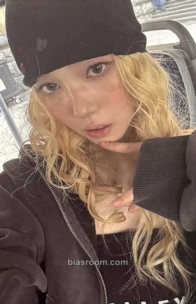 Baby DONT Cry - Mia - F Girl Album album photocard