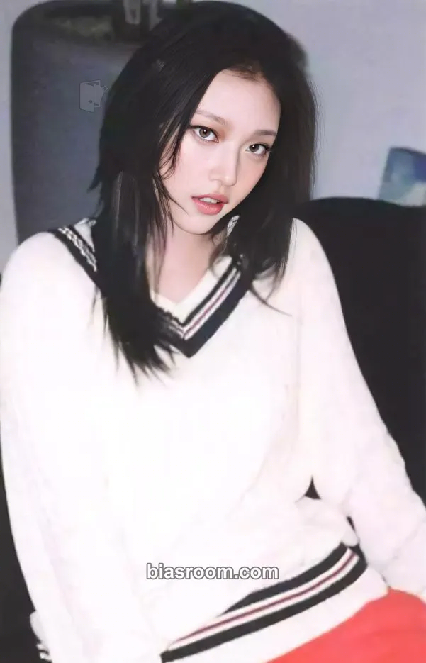 Haerin How Sweet Photocard - NewJeans - NewJeans K-pop photocard
