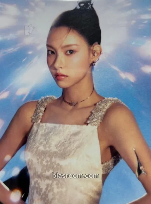 Yunah bomb Photocard - ILLIT - ILLIT K-pop photocard