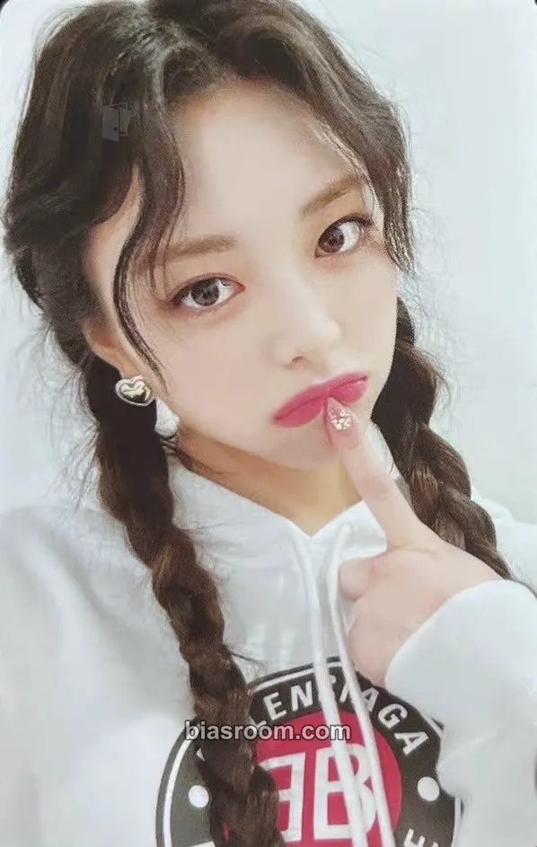 Yuna NO BAD DAYS Photocard - ITZY - ITZY K-pop photocard