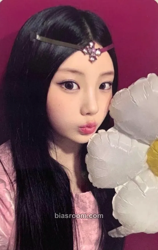 Wonhee bomb Photocard - ILLIT - ILLIT K-pop photocard
