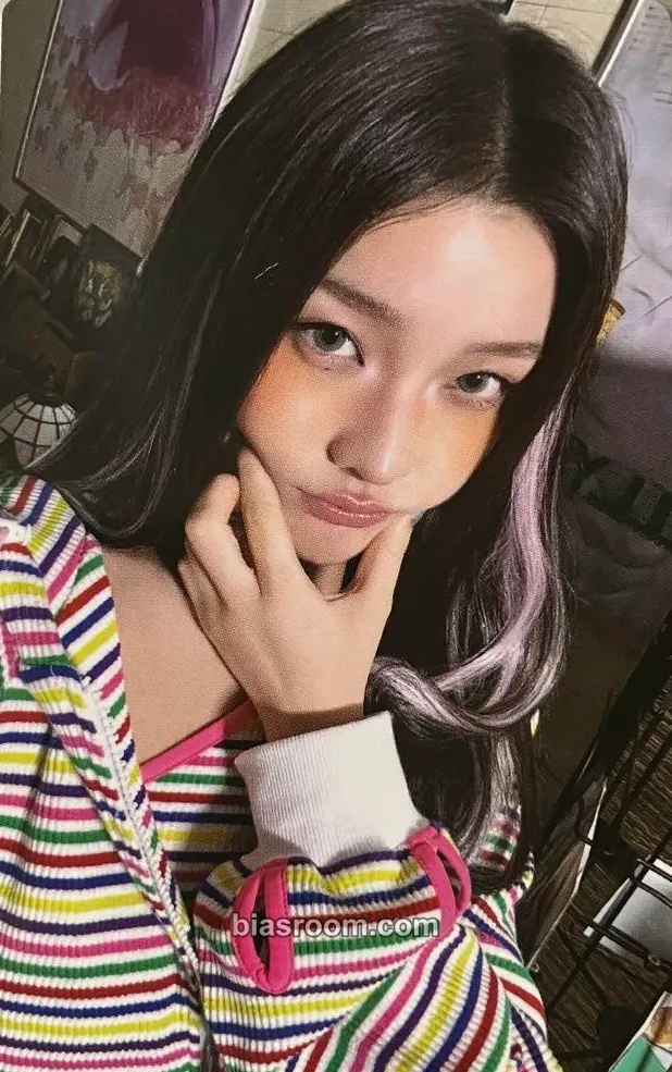 Iroha bomb Photocard - ILLIT - ILLIT K-pop photocard