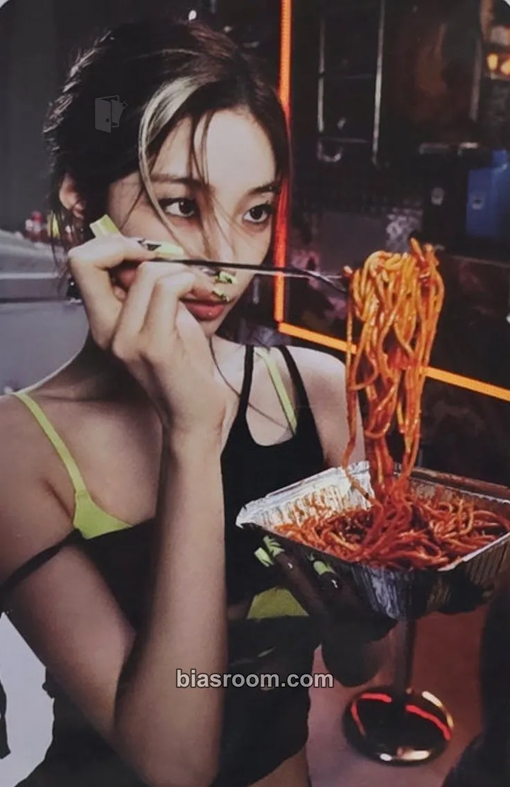 Kazuha SPAGHETTI Photocard - LE SSERAFIM - LE SSERAFIM K-pop photocard