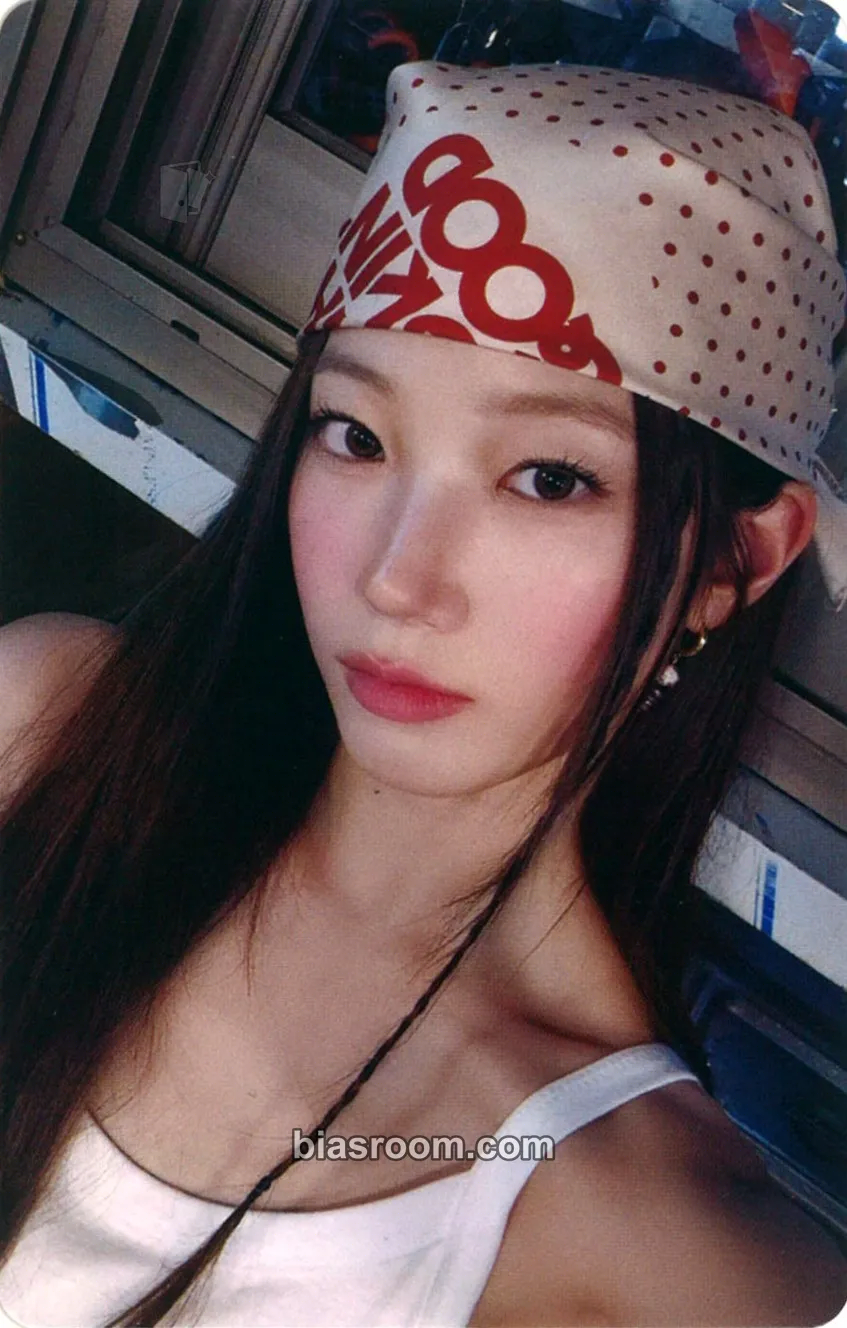 Kazuha Mom's Touch x Le Sserafim Photocard - LE SSERAFIM - LE SSERAFIM K-pop photocard