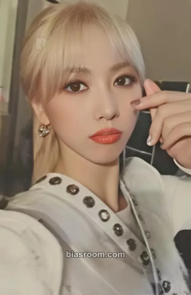 Dreamcatcher - Yoohyeon - Dystopia: The Tree of Language Album fansign round 1