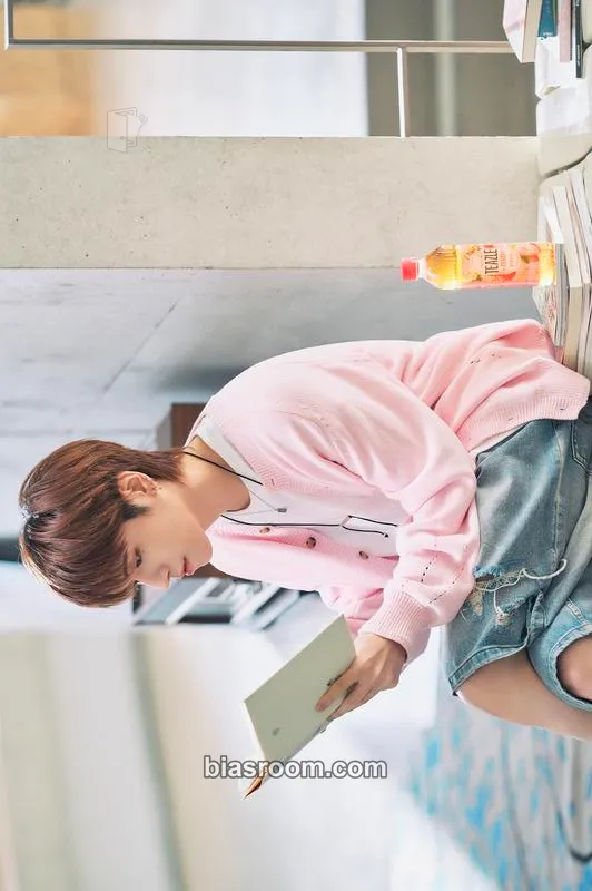 Riwoo BOYNEXTDOOR x TEAZLE: MY TEAZLE COLLECTION Photocard - BOYNEXTDOOR - BOYNEXTDOOR K-pop photocard