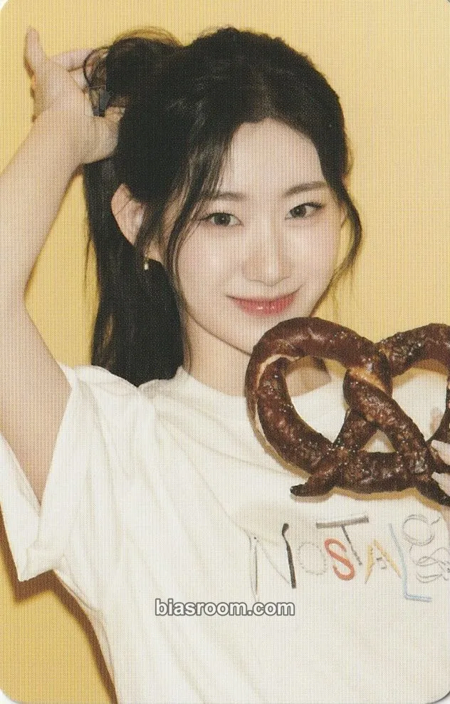 Chaeryeong 2024: Best Friends Forever Season's Greetings Photocard - ITZY - ITZY K-pop photocard